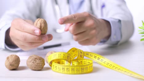 Ernährungsexperten-Beraten-über-Die-Vorteile-Von-Trockenfrüchten-Gegenüber-Medikamentenpillen-Und-Ein-Gesundes-Ernährungskonzept