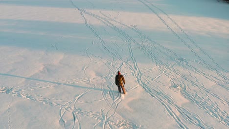 Luftaufnahme-Des-Eislauf-Ausdauertrainings-Auf-Dem-Zugefrorenen-See-Während-Der-Goldenen-Stunde