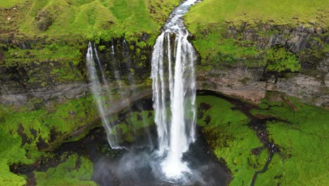 Majestätischer-Seljalandsfoss-Wasserfall-In-Island,-Luftaufnahme