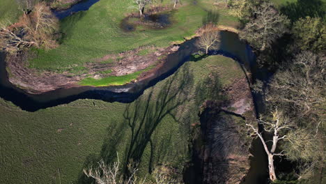 La-Tortuosa-Flecha-Del-Río-Que-Recorre-La-Campiña-Invernal-De-Warwickshire,-Inglaterra