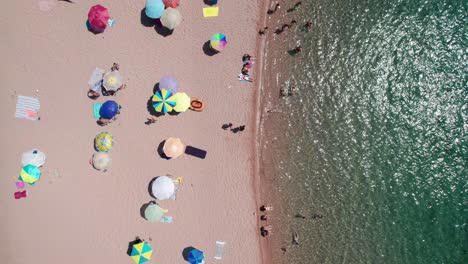 Luftaufnahme-Von-Oben-Von-Menschen-Am-Strand-An-Der-Küste-Sardiniens-Während-Der-Sommerferien-An-Einem-Sonnigen-Tag