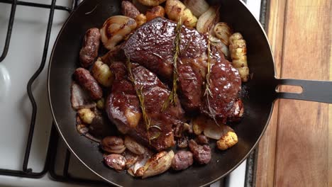 Carne-Asada-Con-Patatas-En-Una-Sartén