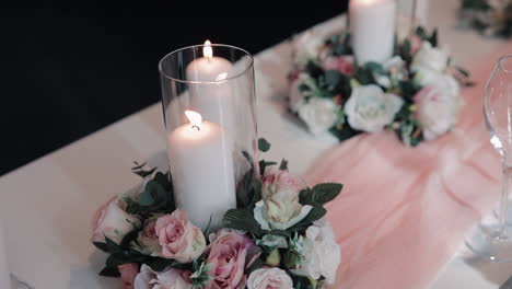 Kerzen-Und-Rosen-Als-Herzstück-Auf-Dem-Tisch