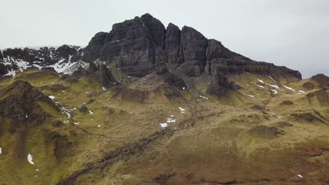 Luftaufnahme-Der-Berühmten-Storr-Insel-Skye-Im-Schottischen-Hochland-Während-Eines-Bewölkten-Tages