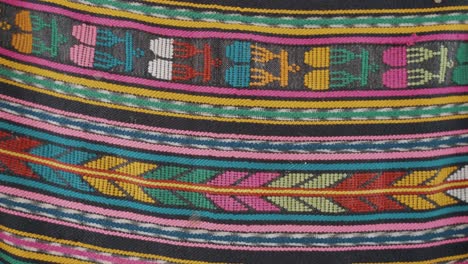 Textur-Und-Muster-Aus-Farbenfrohem-Maya-Textil---Nahaufnahme