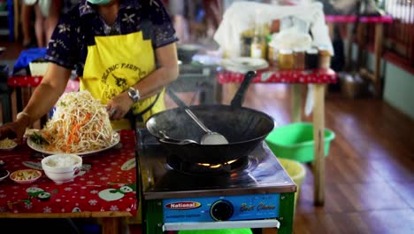 Bio-Bauernhof-Tour-Und-Kochkurs-Für-Authentisches-Thailändisches-Essen-In-Chiang-Mai,-Thailand