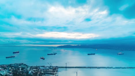 Hafen-Von-Gibraltar-Mit-Schiffen-Und-Dunklem,-Stürmischem-Himmel,-Zeitrafferansicht