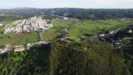 Luftaufnahme-Des-Dorfes-Aljezur-Und-Überreste-Der-Burg-Auf-Dem-Hügel-In-Portugal