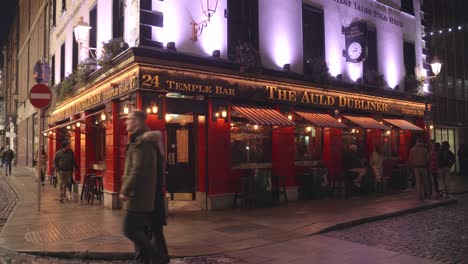 Scene-Of-People-Outside-The-Street-Near-Auld-Dubliner-Pub-In-Temple-Bar,-Dublin,-Ireland-During-Nighttime