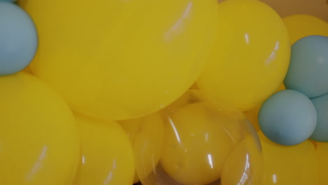 Ansammlung-Gelber-Luftballons-Mit-Einem-Hauch-Von-Blau---Nahaufnahme
