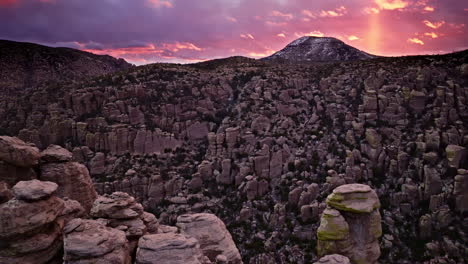 Drohnenaufnahmen-Eines-Epischen-Sonnenaufgangs-über-Dem-Chiricahua-National-Monument-In-Arizona