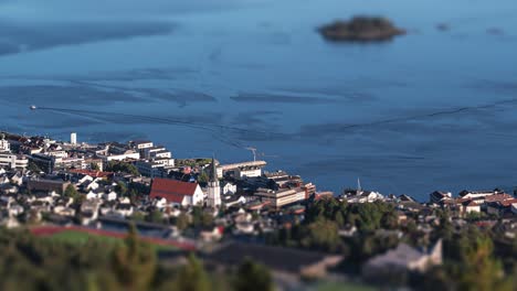 Eine-Verkleinerte-Ansicht-Des-Moldhafens-–-Fähren-Und-Fähren-überqueren-Den-Fjord
