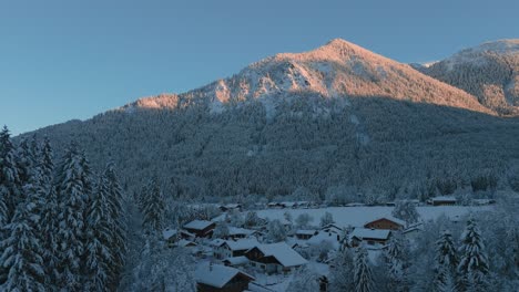 Traditionelles-Altes-Dorf-In-Weißer-Schneewinterlandschaft-In-Der-Nähe-Von-Schliersee-Und-Spitzingsee