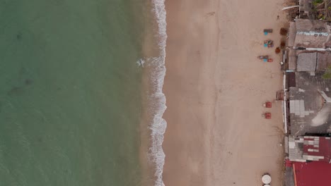 Playa-Tranquila-Con-Olas-Suaves-Y-Costa-Arenosa-Vacía-En-Koh-Lanta,-Imágenes-De-Drones