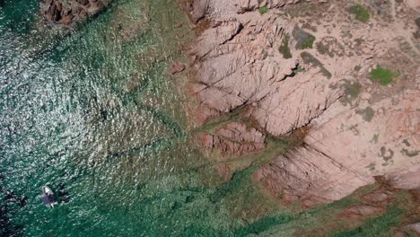 Luftaufnahme-Von-Oben-Der-Felsigen-Küste-Auf-Der-Insel-Sardinien-In-Italien