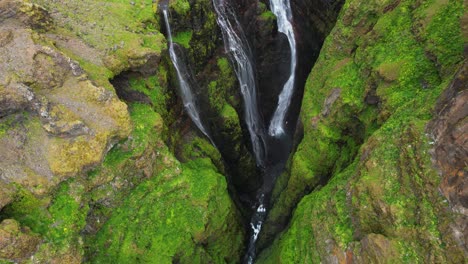 Cascadas-De-Glymur-En-El-Río-Botsná-Desde-El-Lago-Hvalvatn,-Vista-Aérea-De-Islandia