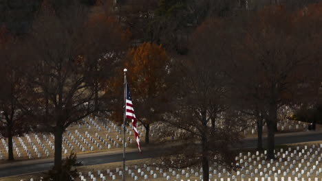 Bandera-Americana-En-El-Poste-En-El-Centro-Del-Gran-Cementerio-En-Fayetteville,-Memorial