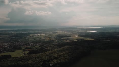 Eine-Drohne-Schwenkt-Langsam-Nach-Links-über-Die-Wälder-Rund-Um-Den-Bodensee