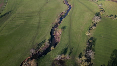 Der-Gewundene-Flusspfeil-Fließt-Durch-Die-Winterliche-Landschaft-Von-Warwickshire,-England