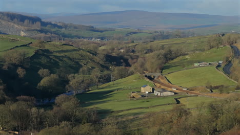 Erstellen-Einer-Drohnenaufnahme-Der-Yorkshire-Dales-Landschaft-Mit-Bäumen-Im-Winter