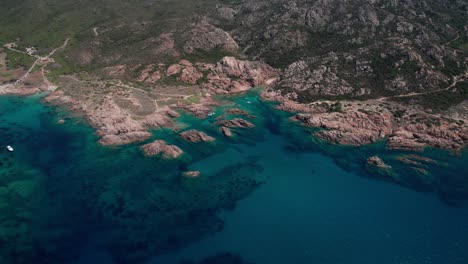 -Panorama-Luftaufnahme-Von-Der-Spitze-Der-Felsigen-Küste-Sardiniens-In-Italien,-Vulkanlandschaft,-Schutzgebiet