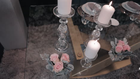 Kerzen-Und-Rosen-Auf-Glastisch