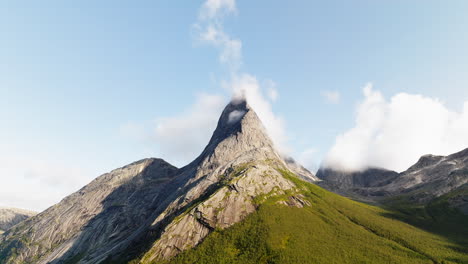 Pico-De-La-Montaña-Stetind-En-Un-Día-Soleado-Durante-El-Día-En-Narvik,-Nordland,-Noruega