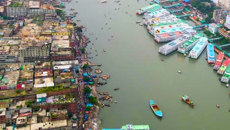 Paso-Elevado-Sobre-El-Antiguo-Puerto-De-Dhaka-Sobre-El-Contaminado-Río-Buriganga-En-Bangladesh