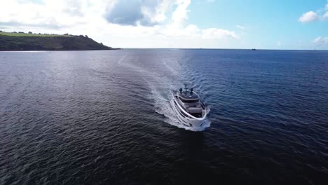 Luxus-Motorboot-Segelt-In-Den-Plymouth-Sound-In-Devon,-England