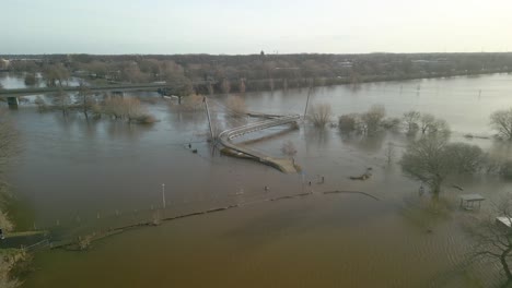 Brücke-Teilweise-überschwemmt-Im-überfluteten-Fluss-Ems-In-Meppen,-Deutschland
