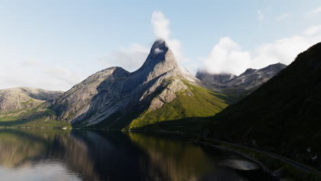 Stetind---Stetinden,-Una-Montaña-Nacional-De-Noruega-Junto-A-Tysfjorden-En-Verano