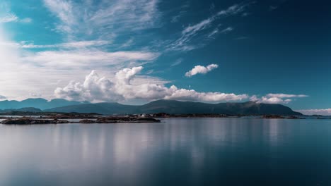 Un-Vídeo-Timelapse-Del-Fascinante-Paisaje-De-Nubes-Sobre-La-Carretera-Del-Atlántico-Noruego