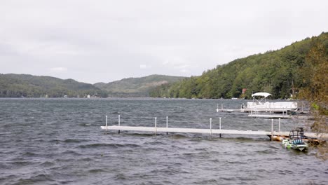 Muelle-Para-Barcos-En-Un-Lago-Ventoso-En-Vermont-Rodeado-De-árboles