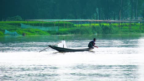 Fischer-Fischt-Tagsüber-Von-Hand-Auf-Einem-Sauberen-Fluss-Im-Ländlichen-Bangladesch
