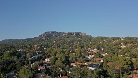 Drohnenflug-über-Matadepera,-Valles-Occidental,-Barcelona,-Katalonien,-Spanien,-Mit-Sant-Llorenc-Del-Munt-Im-Hintergrund