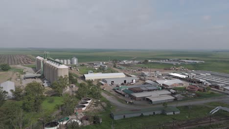 4K-Luftaufnahmen,-Langsam-Rotierende-Pfanne-Um-Silos,-Schlachthöfe-Und-Andere-Landwirtschaftliche-Gemeinschaftsfabriken-Im-Freistaat,-Südafrika