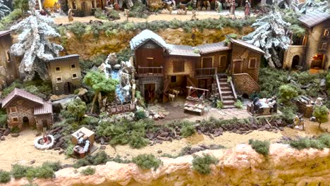 Nahaufnahme-Eines-Skurrilen,-Weihnachtlich-Geschmückten-Miniaturdorfes,-Das-Mit-Schnee-Bedeckt-Ist-Und-Eine-Festliche-Und-Bezaubernde-Szene-Für-Verspielte-Urlaubsmomente-Schafft
