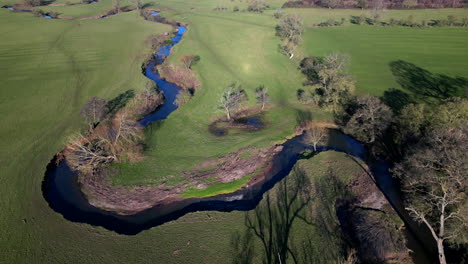 Der-Gewundene-Flusspfeil-Fließt-Durch-Die-Winterliche-Landschaft-Von-Warwickshire,-England