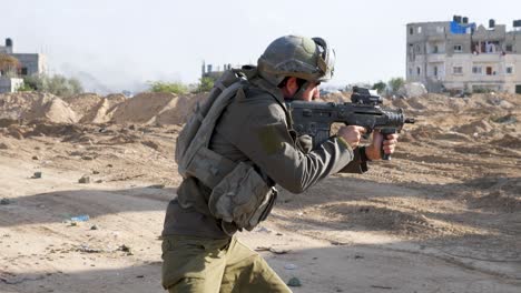 Israelischer-Golani-Soldat-Kniet,-Während-Er-Seine-Waffe-In-Gaza-Abfeuert