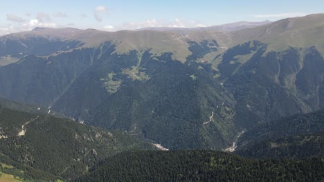 Vista-De-Drones-De-Altas-Montañas,-Hermosas-Montañas-Del-Mar-Negro