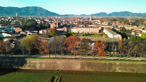 Vista-Panorámica-De-Las-Famosas-Murallas-De-Lucca-En-Italia