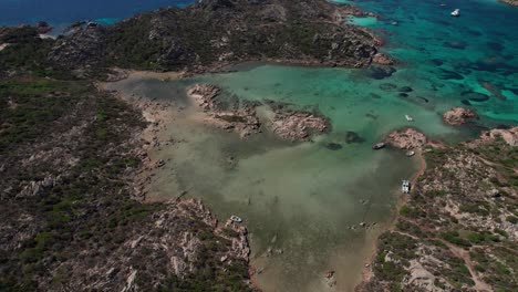 Luftvideo-Draufsicht-Auf-Ein-Besonders-Felsiges-Geografisches-Gebiet-An-Der-Küste-Sardiniens-Im-Mittelmeer-Während-Der-Sommersaison