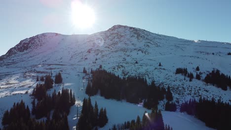Foto-De-Una-Concurrida-Estación-De-Esquí-Con-Esquiadores-Y-Practicantes-De-Snowboard-En-Una-Larga-Ladera-De-Montaña-Cerca-De-Sofía,-Bulgaria