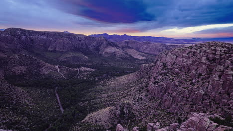 Drohnenaufnahmen-Eines-Epischen-Sonnenaufgangs-über-Dem-Chiricahua-National-Monument-In-Arizona-Mit-Einem-Riesigen-Tal