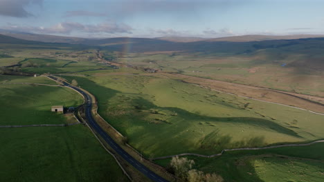 Establecimiento-De-Una-Toma-De-Drones-Del-Paisaje-De-Rainbow-Y-Yorkshire-Dales-En-El-Reino-Unido