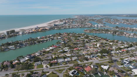 Luftaufnahme-Des-Viertels-Treasure-Island-Mit-Häusern-Und-Wasserstraßen-In-Florida