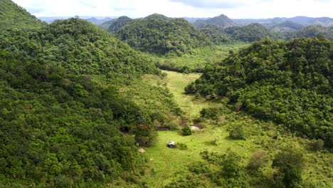Sweeping-panoramic-aerial-overview-of-lush-Guatemalan-jungle-on-sunny-day