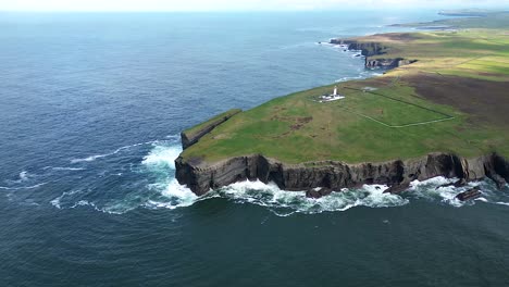 Lighthouse-and-Irish-wilderness-of-Loop-Head-jagged-coast-in-County-Clare,-Ireland