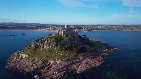 Scenic-View-Over-St-Michael's-Mount-in-Cornwall-Overlooking-Penzance,-Aerial-Drone-Shot