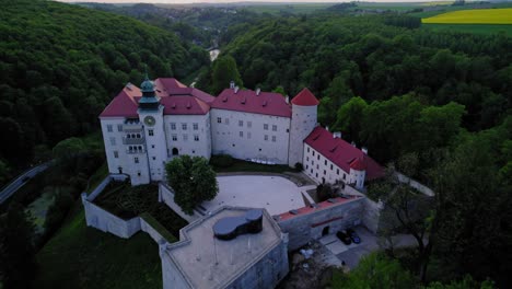 Castillo-De-Pieskowa-Skala-En-Polonia